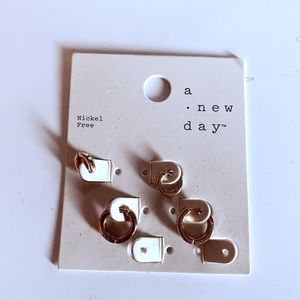 small gold hoops (cartilage or double)